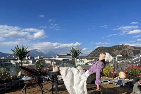 丽江古城大水车·忆梦尘风日照金山雪山观景客栈