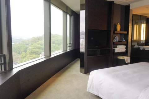 深圳乐酒店(太安地铁站东湖公园店)