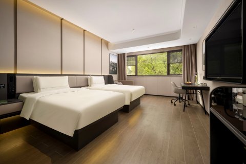 黄山屯溪新安江畔亚朵酒店