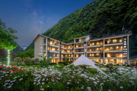 晓月晴岚花园私汤酒店（毕棚沟景区理小路店）