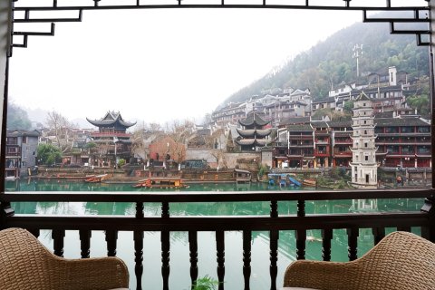 凤凰悦见雅院江景客栈