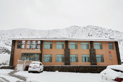 大柴旦雪山温泉度假酒店