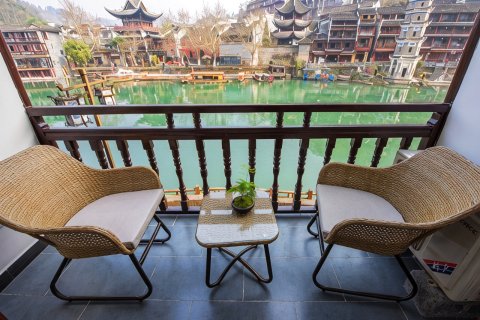 凤凰悦见雅院江景客栈