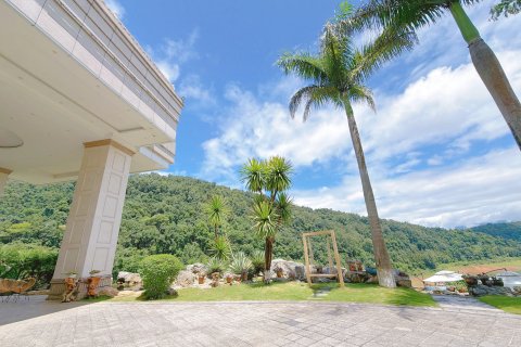 芒市华丰孔雀湖度假酒店