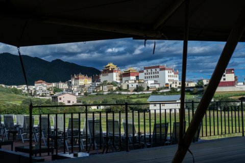 香格里拉松赞林卡酒店