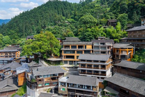 西江揽山月观景民宿