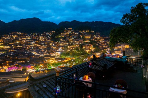 西江揽山月观景民宿